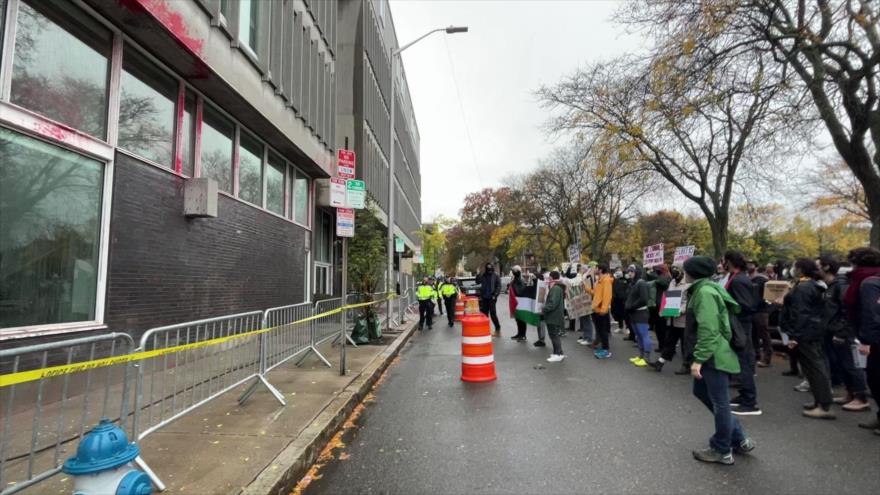 Activistas del grupo estadounidense Palestine Action US se congregan frente al edificio de la empresa Elbit System, en Boston, EE.UU., 30 de octubre de 2023.