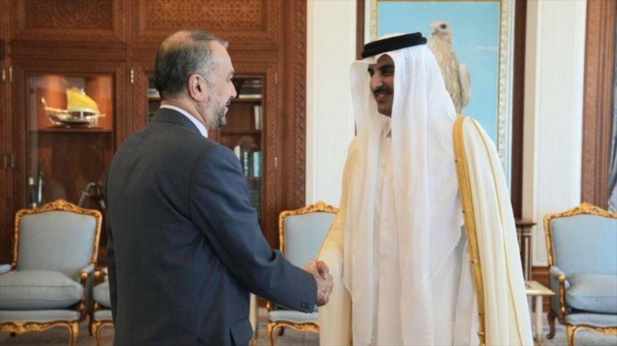 El canciller de Irán, Hosein Amir Abdolahian (izq.) da la mano con el emir catarí, el sheij Tamim bin Hamad Al Thani, Doha, Catar, 31 de octubre de 2023. 