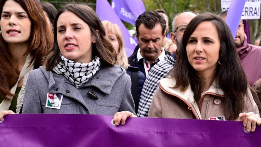 Ione Belarra junto a Irene Montero y otras dirigentes de Podemos. (Foto: AFP)