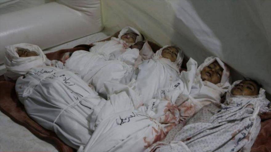 Los cuerpos sin vida de varios niños palestinos, asesinados por un bombardeo israelí en la Franja de Gaza.