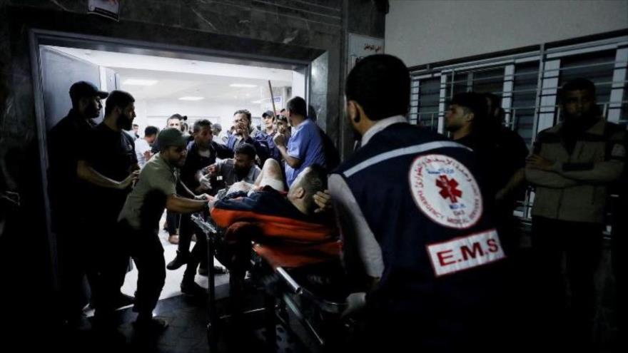 Una persona herida recibe asistencia en el hospital hospital Al-Ahli Arab (Al-Maamadani) en Gaza, el 17 de octubre. (Foto: Reuters)