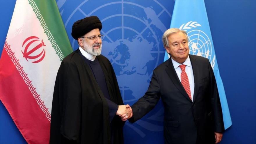 El presidente de Irán, Ebrahim Raisi (izda.), y el secretario general de la ONU, Antonio Guterres, en Nueva York.