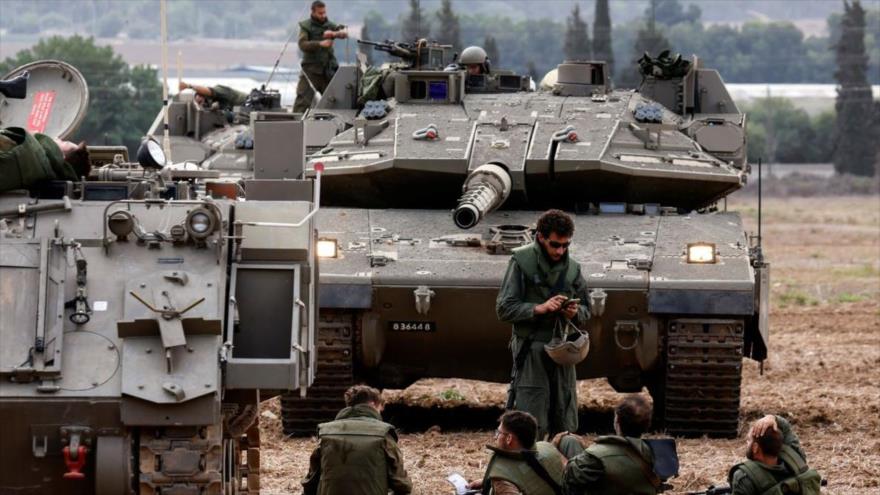 Soldados israelíes esperan junto a sus tanques frente a la Franja de Gaza. Foto: Reuters