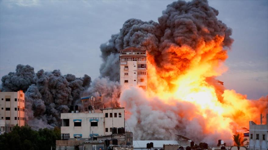 Humo y llamas se levantan de un edificio alto después de un ataque israelí en la ciudad de Gaza. (Foto: Reuters)