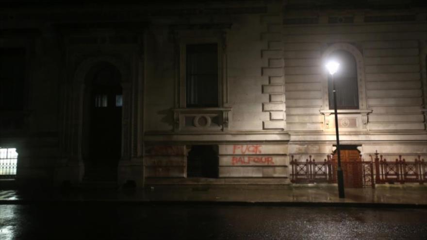 Pintas en el edificio del Ministerio británico de Asuntos Exteriores, Londres, 02 de noviembre de 2023.