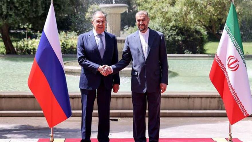 El canciller iraní, Hosein Amir Abdolahian, recibe a su homólogo ruso, Serguéi Lavrov en la capital de Irán, Teherán, 23 de junio de 2022. (Foto: AFP)