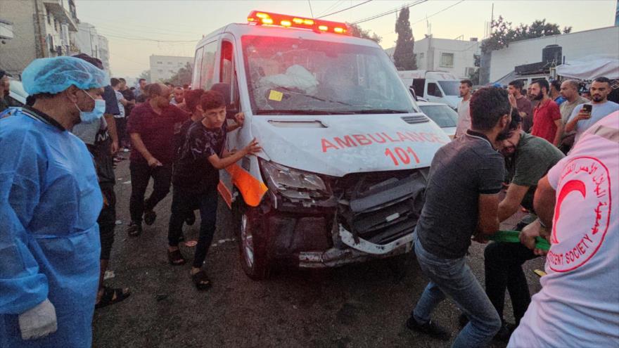 Palestinos comprueban los daños después de que un convoy de ambulancias fuera atacado, en Gaza, 3 de noviembre. (foto: Reuters)
