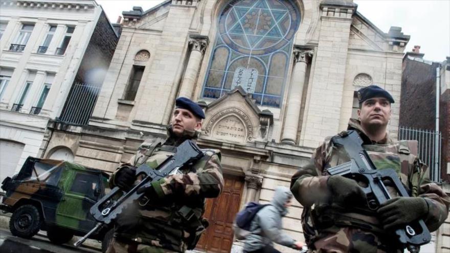 Soldados franceses hacen guardia frente a la entrada de una sinagoga en Lille, norte de Francia. (Foto: AFP)