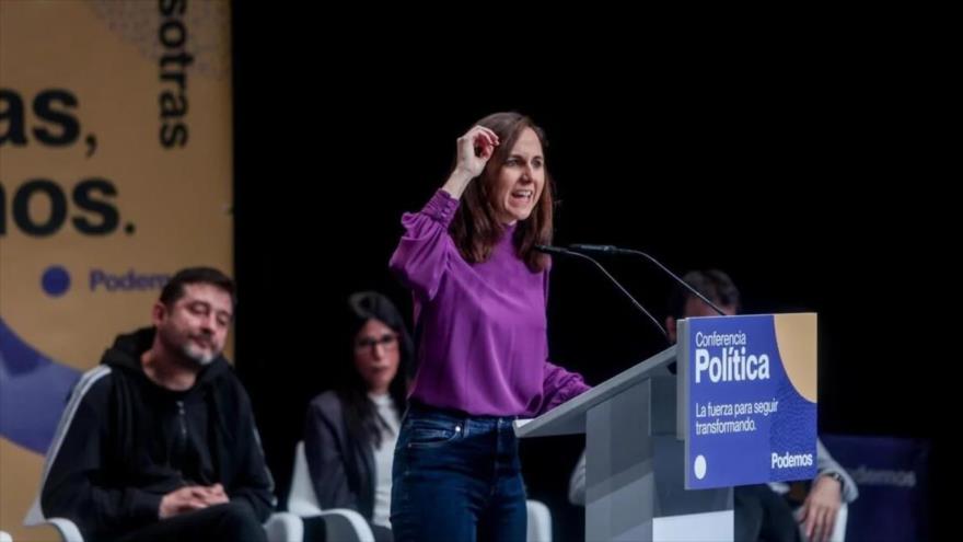 La ministra de Derechos Sociales en funciones del Gobierno español, Ione Belarra, durante una conferencia política de Podemos, 4 de noviembre de 2023.