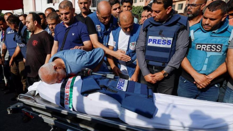Dolientes asisten al funeral del periodista palestino Muhamad Abu Hattab,asesinado en un ataque israelí en Gaza, 3 de noviembre de 2023. (Foto: Reuters)
