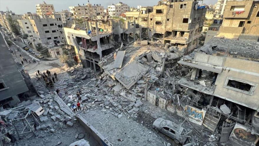 Palestinos buscan víctimas tras el ataque aéreo israelí contra casas, la Franja de Gaza, 28 de octubre de 2023. 