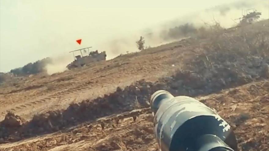 Combatientes de HAMAS apuntan contra un tanque israelí con un misil antiblindaje Yasin105 mm