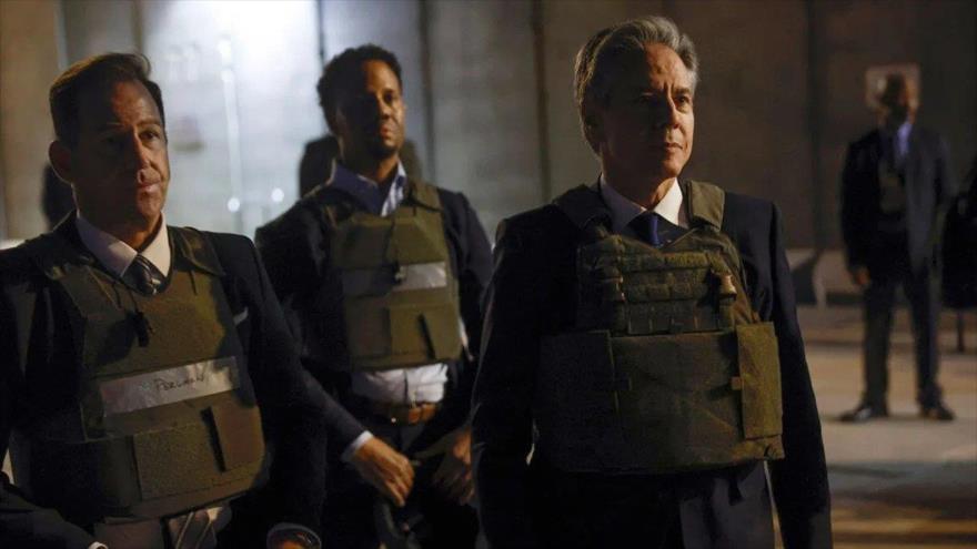 El secretario de Estado de EE.UU., Antony Blinken (dcha.), usa chaleco antibalas durante su visita a Bagdad, 5 de noviembre de 2023. (Foto: AFP)
