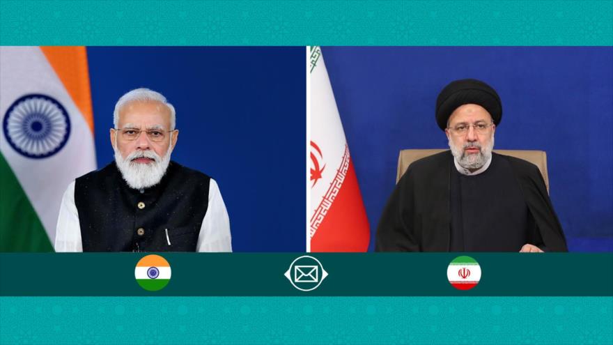 El presidente iraní, Seyed Ebrahim Raisi (dcha.), y el primer ministro de la India, Narendra Modi