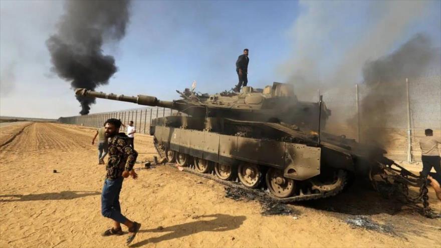 Las Brigadas Al-Qassam, el brazo armado de HAMAS, aniquilan un tanque israelí cerca de la frontera entre los territorios ocupados y Gaza, 7 de octubre de 2023. (Foto: AA)