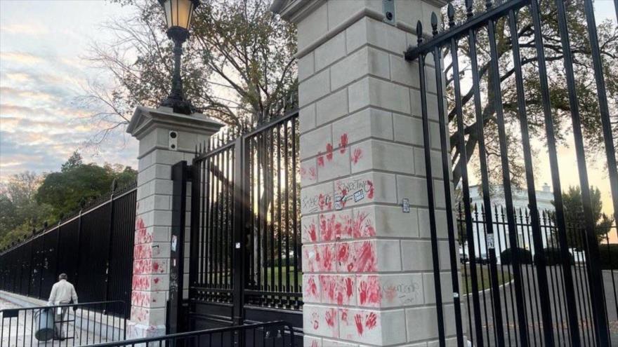 Pintan manos con ‘sangre’ en la entrada de la Casa Blanca para denunciar la complicidad de EE.UU. con la matanza de palestinos en Gaza, 6 de noviembre de 2023.