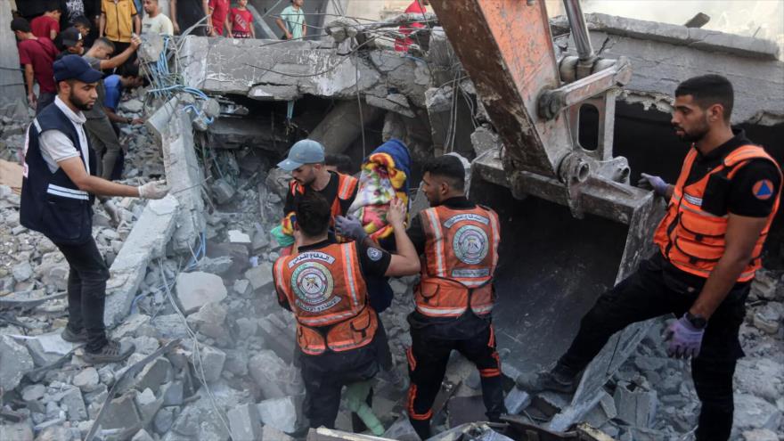 Equipos de rescate sacan a un niño de los restos de una casa bombardeada por Israel en Jan Yunis en el sur de la Franja de Gaza, 6 de noviembre de 2023.