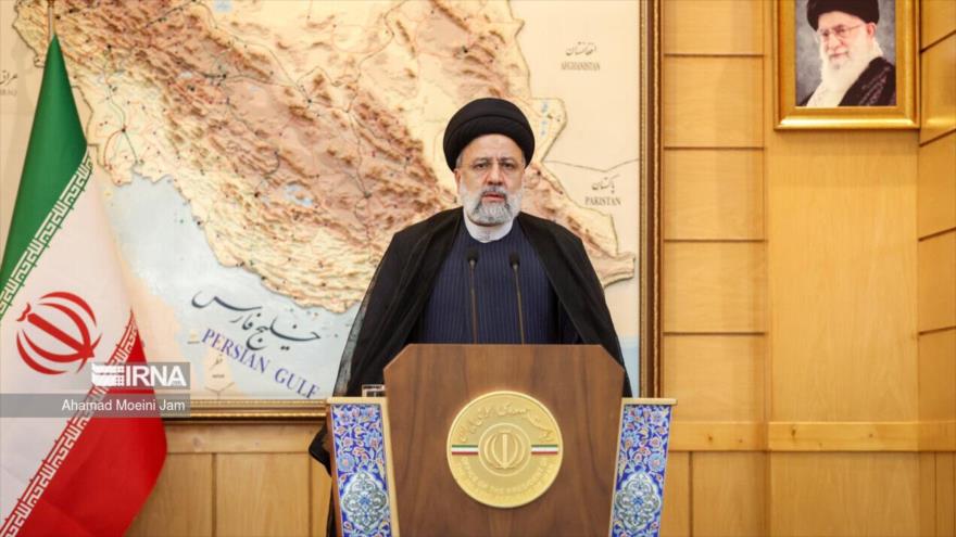 El presidente iraní, Ebrahim Raisi, habla desde el Aeropuerto Internacional de Mehrabad de Teherán, 8 de noviembre de 2023.