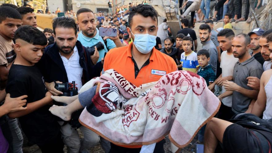 Vídeo: Paramédico, llorando por su hijo, sale a recoger víctimas en Gaza