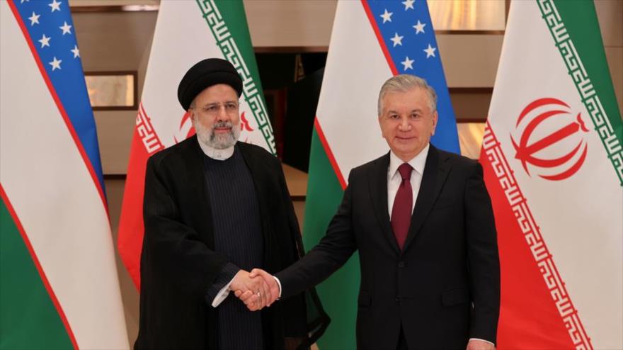 El presidente de Irán, Seyed Ebrahim Raisi (izda.) y su par de Uzbekistán, Shavkat Mirziyoyev , reunidos en Tashkent, 9 de noviembre de 2023.