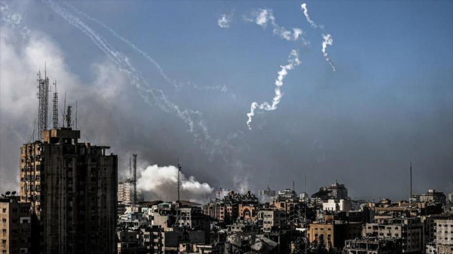 El humo se eleva tras un ataque aéreo israelí en el barrio de Tel al-Hawa, en la ciudad de Gaza, 9 de noviembre de 2023.