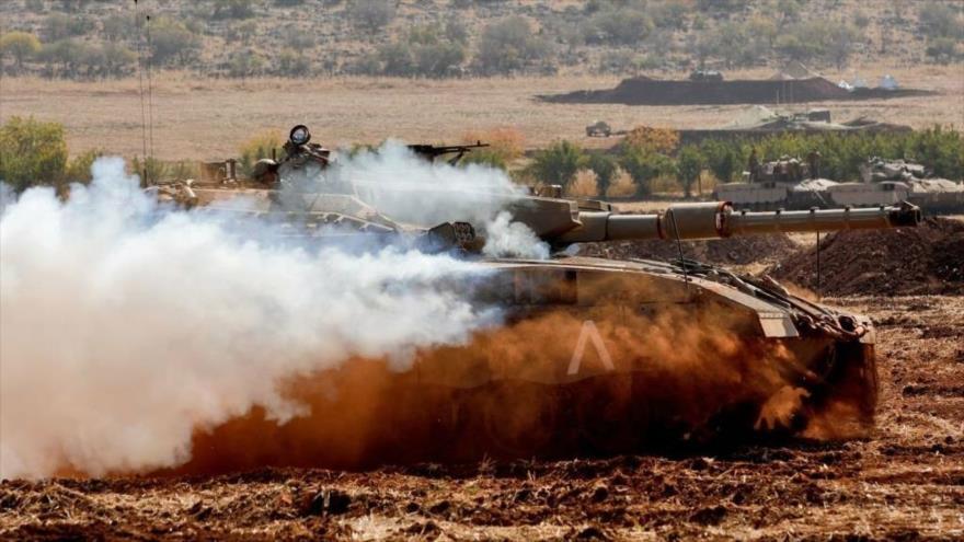 Un tanque israelí Merkava cerca de la frontera con El Líbano, en el norte de los territorios ocupados palestinos, 24 de octubre de 2023.
