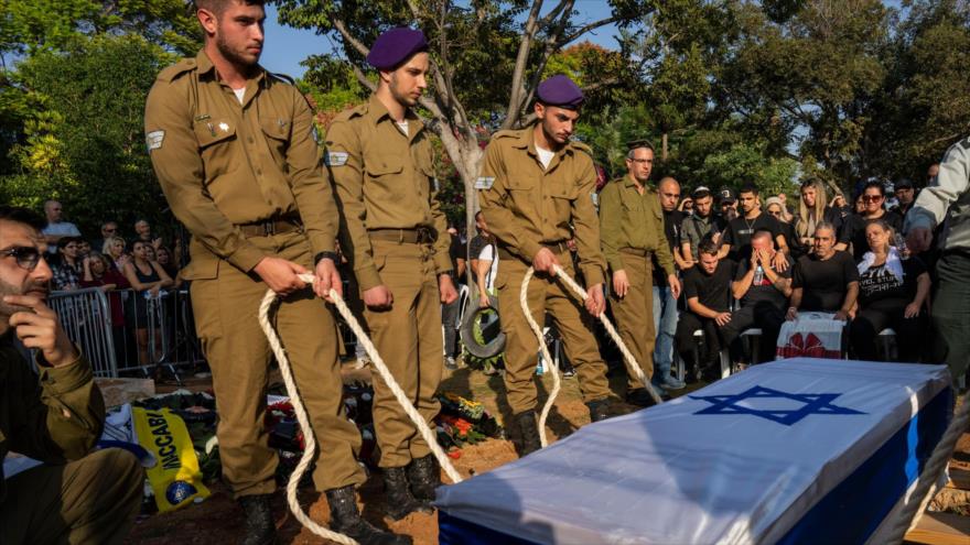 Soldados israelíes asisten al funeral de un oficial muerto en los enfrentamientos con HAMAS, en las afueras de Tel Aviv, 2 de noviembre de 2023. (Foto: AP)