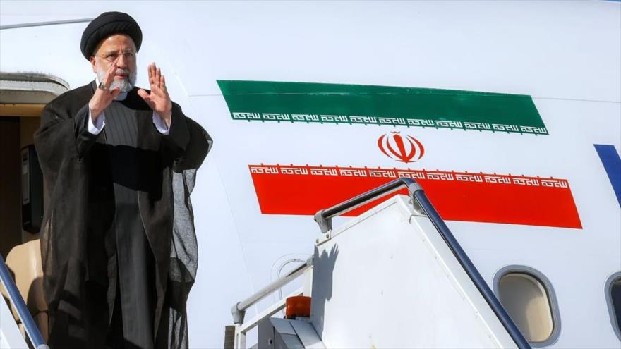 El presidente iraní, Ebrahim Raisi, se despide al subir al avión.