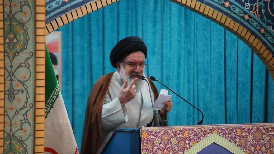El Imam del rezo colectivo de este viernes de Teherán, el ayatolá Seyed Ahmad Jatami, pronuncia un discurso, 10 de noviembre de 2023. (Foto: Borna)