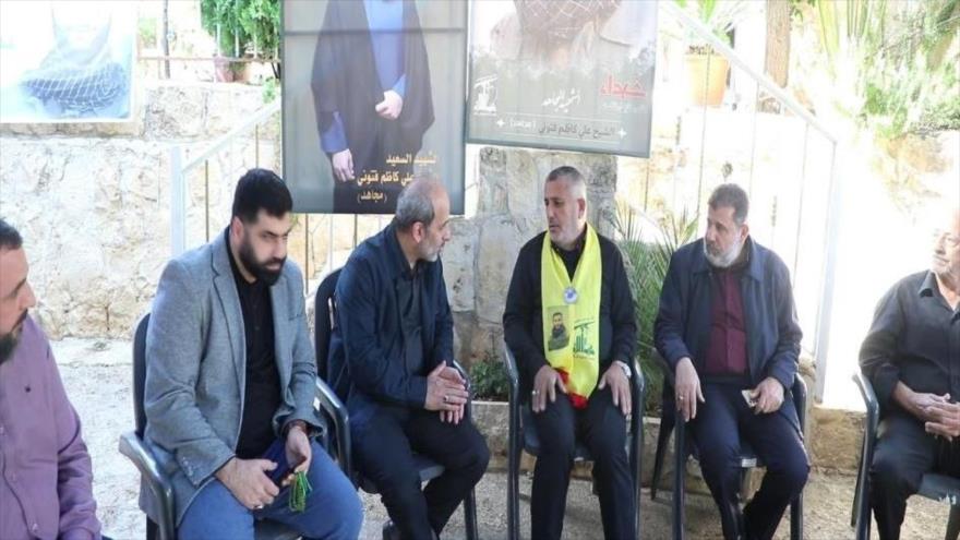El jefe de la Organización de Radio y Televisión de Irán (IRIB), Peyman Yebeli, visita a varias familias de los mártires de la Resistencia asesinados durante ataques israelíes al sur del Líbano, 10 de noviembre de 2023.
