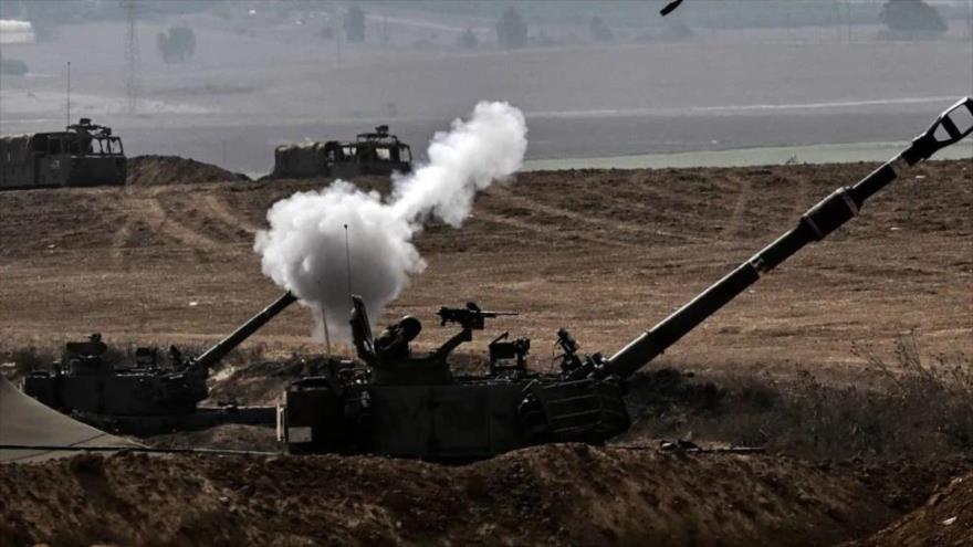 Un obús autopropulsado del ejército israelí dispara proyectiles hacia Gaza, 28 de octubre de 2023. (Foto: GETTY IMAGES)