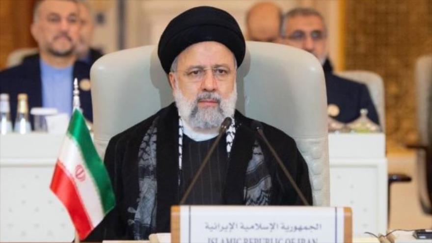 El presidente de Irán, Seyed Ebrahim Raisi, ofrece discurso en cumbre de OCI sobre Gaza, en Riad, 11 de noviembre de 2023.