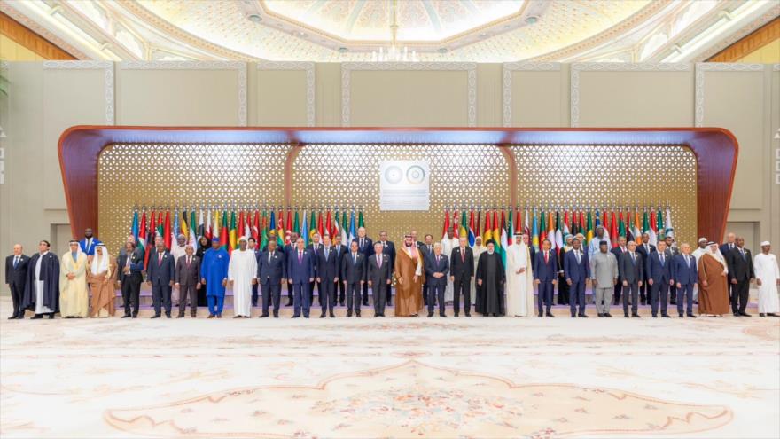 La foto grupal de los líderes participantes en la cumbre árabe-islámica en Riad, la capital de Arabia Saudí, 11 de noviembre de 2023. (Foto: AFP)