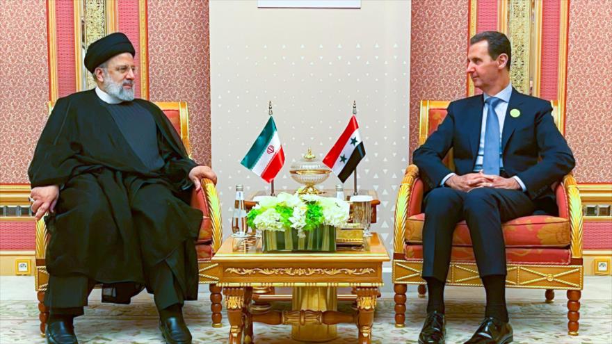 El presidente iraní, Ebrahim Raisi (izda.), y su homólogo sirio, Bashar al-Asad, en Riad, la capital saudí, 11 de noviembre de 2023. (Foto: President.ir)