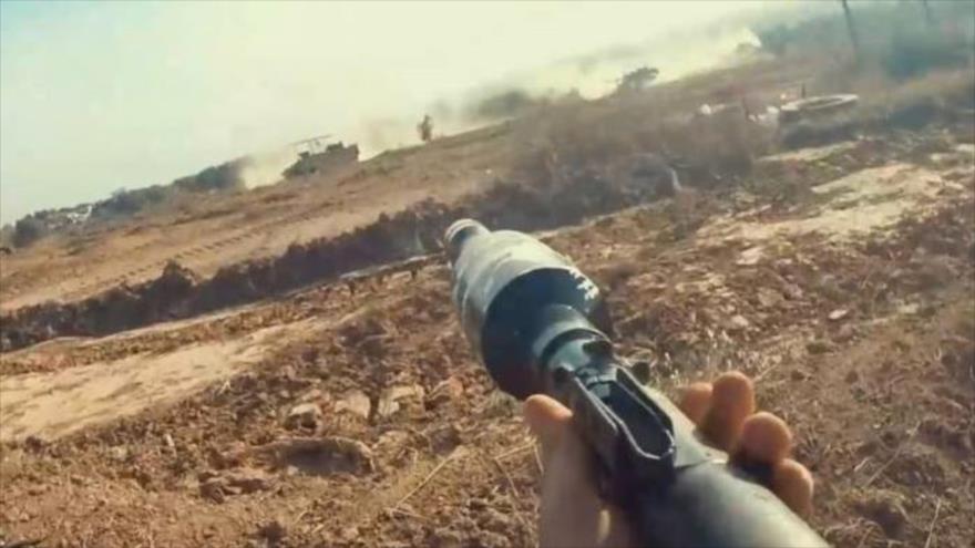 Un combatiente palestino apunta a un tanque israelí en la Franja de Gaza.