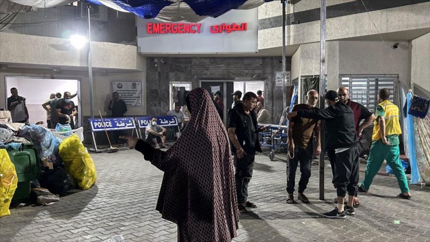 La gente se encuentra afuera de la sala de emergencias del Hospital Al-Shifa en la ciudad de Gaza.