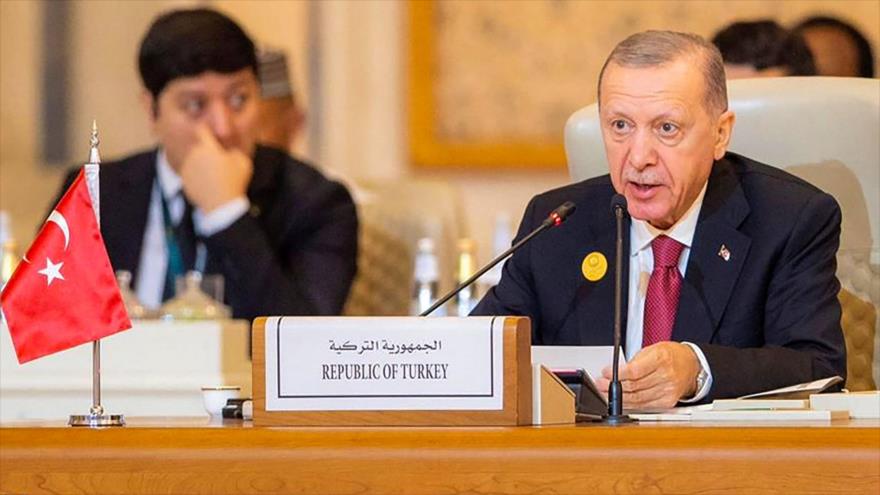 El presidente turco, Recep Tayyip Erdogan, habla en la cumbre árabe-islámica en Riad, capital saudí, sobre Gaza, 11 de noviembre de 2023.