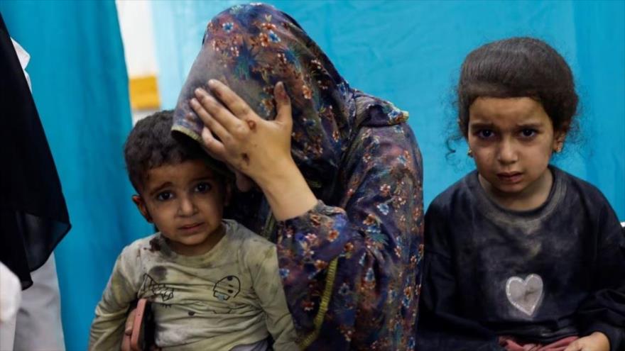 Niños palestinos heridos en un ataque israelí esperan a recibir tratamiento en el hospital Nasser, en Gaza. (Foto: Reuters)