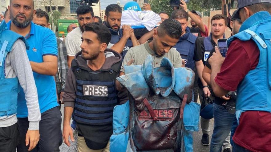 Periodistas participan en Gaza en el funeral de su colega palestino por los ataques brutales de Israel contra la Franja, octubre de 2023. (Foto: Reuters) 