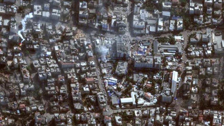 Esta imagen satelital publicada por Maxar Technologies muestra los daños alrededor del hospital Al-Shifa en el distrito de al-Rimal en la ciudad de Gaza.