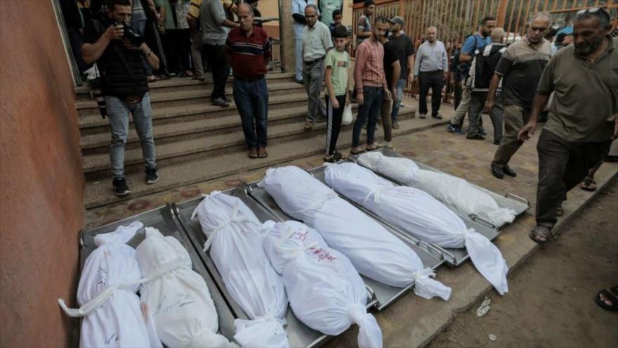 Palestinos recogen los cuerpos de las víctimas mortales de los ataques aéreos israelíes en Jan Yunis, en la Franja de Gaza, 13 de noviembre de 2023.