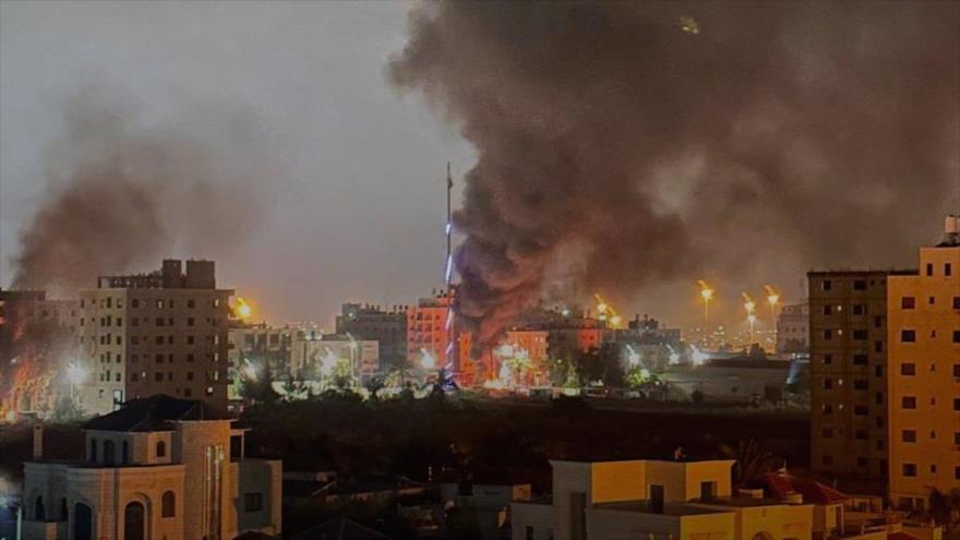 Columna de humo se eleva desde un campo de refugiados en Tulkarm, en Cisjordania, tras el bombardeo israelí, 13 de noviembre de 2023. (Foto: Al Jazeera) 