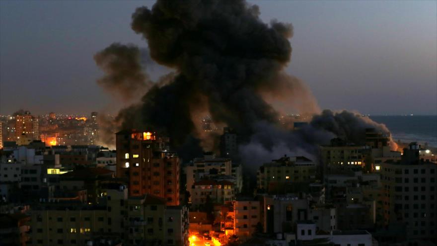 El humo se levanta tras un bombardeo israelí contra Gaza.