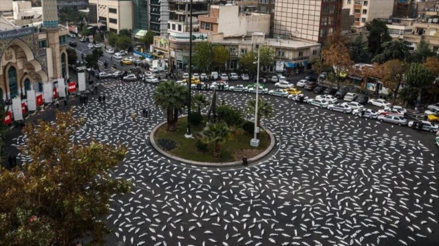 La Plaza de Palestina, en el centro de Teherán, capital de Irán, cubierta de cuerpos simulados de niños asesinados por Israel en Gaza, 13 de noviembre de 2023. 