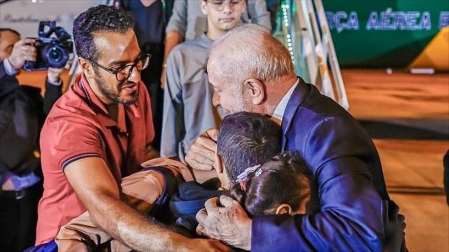 El presidente de Brasil, Luiz Inácio Lula da Silva, recibe a un grupo de brasileños que había atrapado en Gaza durante un mes, Brasilia, la capital, 13 de noviembre de 2023. 