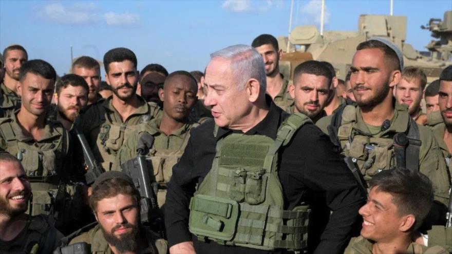 El primer ministro israelí, Benjamín Netanyahu, rodeado de soldados estacionados cerca de la Franja de Gaza, 18 de octubre de 2023. (Foto: Anadolu)