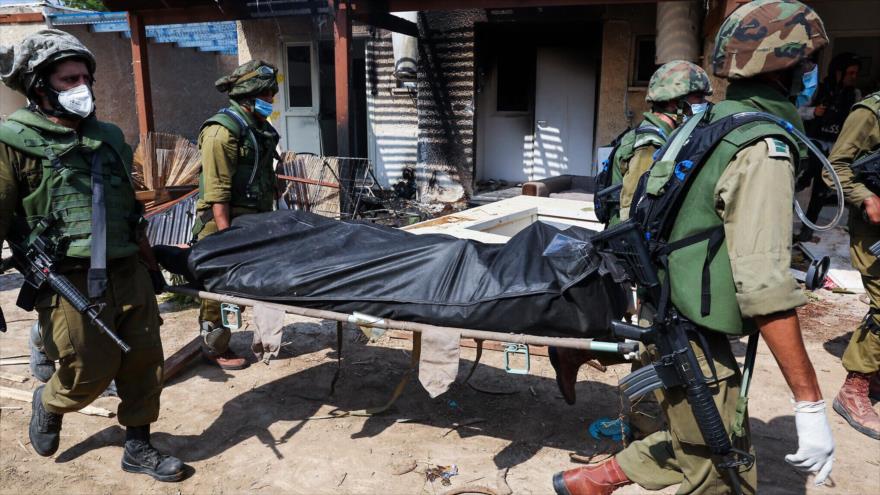 Soldados israelíes, tras la operación Tormenta de Al-Aqsa lanzada por combatientes palestinos. Colonia ilegal Kfar Aza, 7 de octubre de 2023. (Foto: AFP)