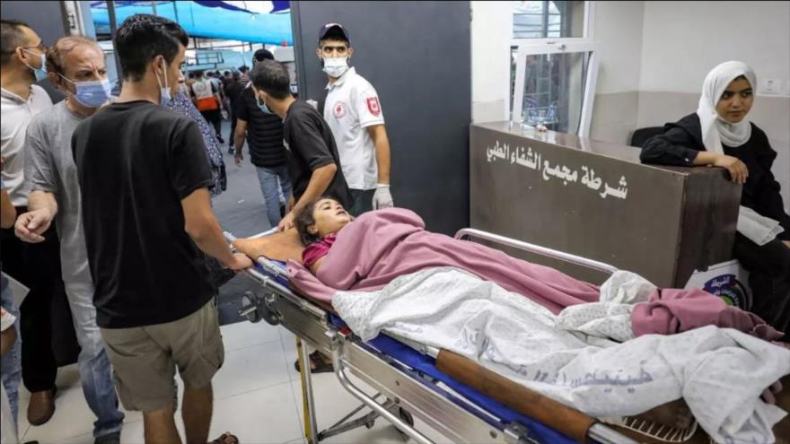 Una niña herida en un bombardeo israelí es transportada en una camilla al hospital de Al-Shifa en Gaza, 2 de noviembre de 2023. (Foto: AFP)