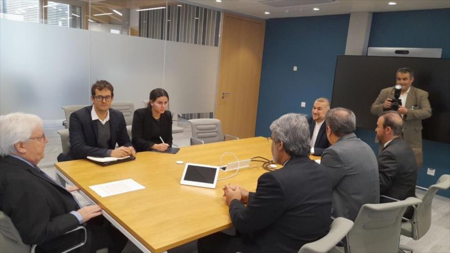El canciller de Irán y el secretario general adjunto de Asuntos Humanitarios de la ONU se reúnen en Ginebra, 15 de noviembre de 2023. 