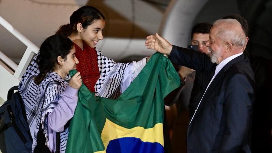 El presidente de Brasil recibe a sus compatriotas tras varios intentos por salir de Gaza, 14 de noviembre de 2023.